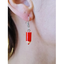Un crayon en boucle d’oreille