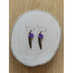 Boucle d’oreille violette