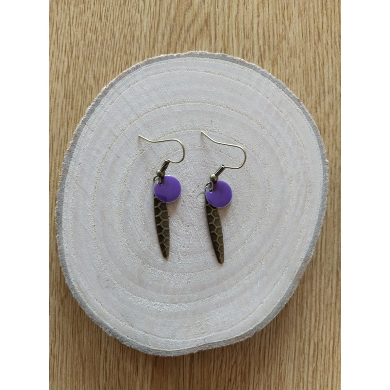 Boucle d’oreille violette