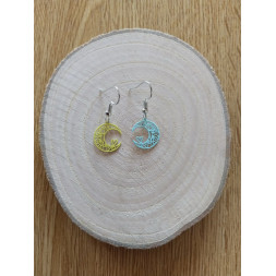 Des petites boucles d’oreilles en lune