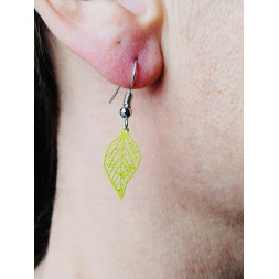 Petite feuille jaune en boucle d’oreille