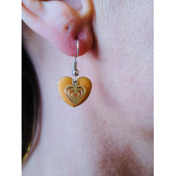Cœur orange en boucle d’oreille