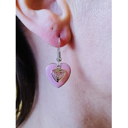 Cœur rose en boucle d’oreille