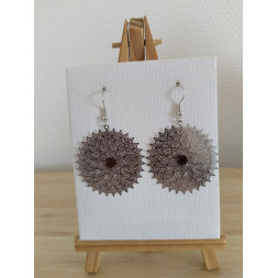 Boucle d’oreille argentée en mandala
