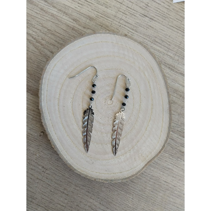 Boucle d’oreille plume argentée