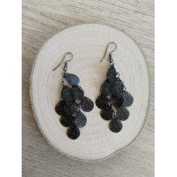 Boucle d’oreille petites feuilles noires
