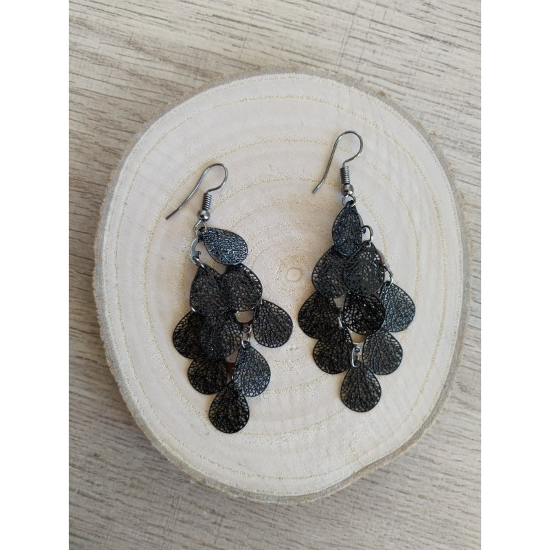 Boucle d’oreille petites feuilles noires