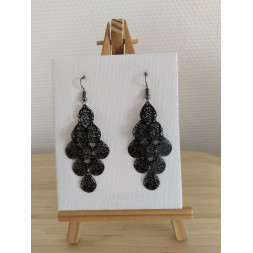 Boucle d’oreille cascade de feuilles noires