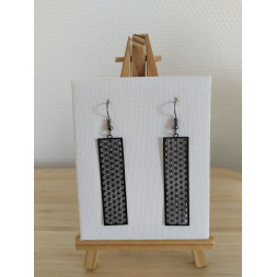 Boucle d’oreille noire et petites fleurs