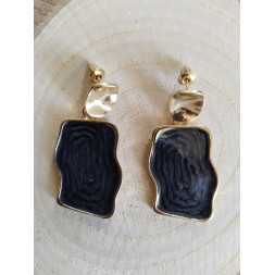 Boucle d’oreille noire et dorée