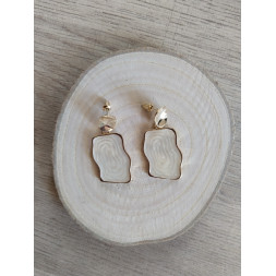 Boucle d’oreille crème et dorée