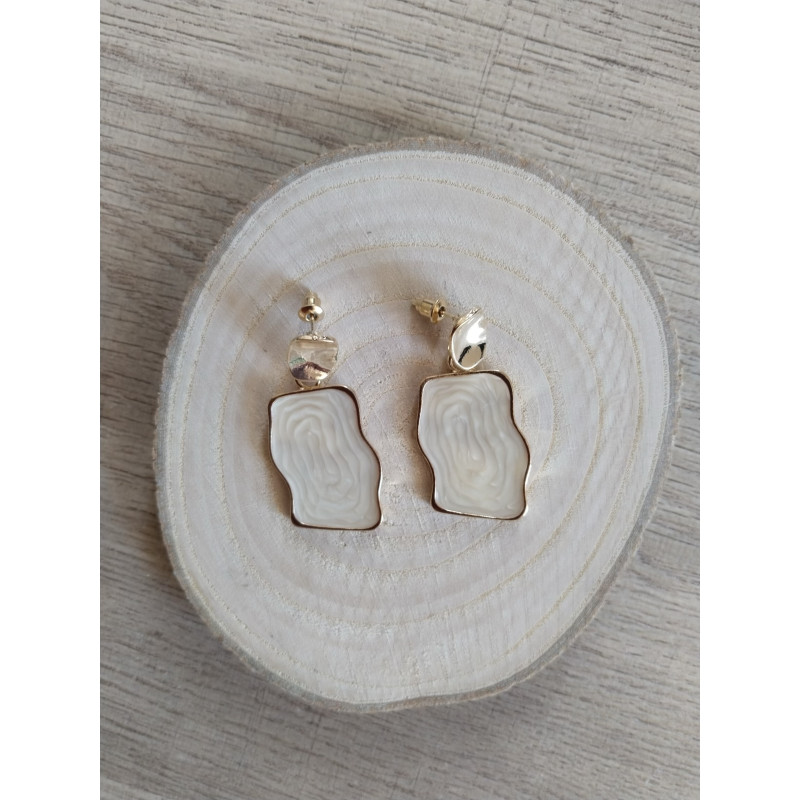 Boucle d’oreille crème et dorée