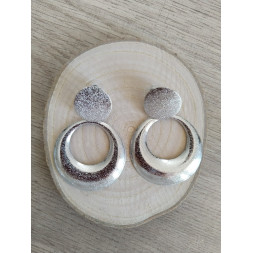 Boucle d’oreille argentée et pailletée