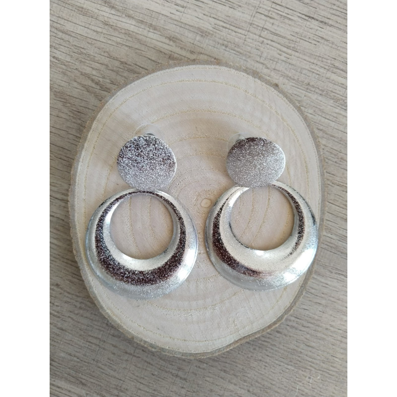 Boucle d’oreille argentée et pailletée