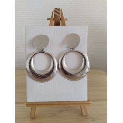 Boucle d’oreille ronde argentée