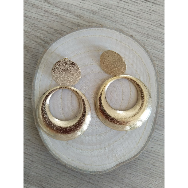 Boucle d’oreille ronde et dorée