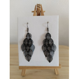 Boucle d’oreille feuilles ajourées noires