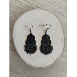 Boucle d’oreille en rosace noire