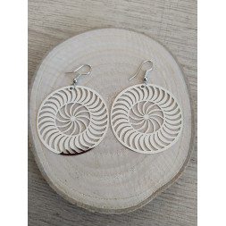 Boucle d’oreille ronde et argentée
