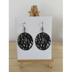 Boucle d’oreille noire contemporaine