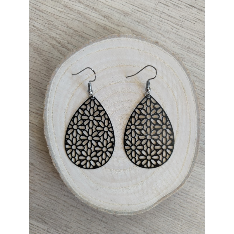Boucle d’oreille petites fleurs noires