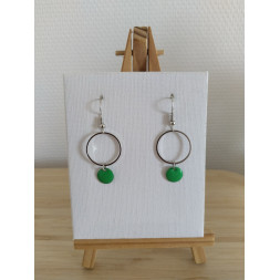 Boucle d’oreille argentée et verte