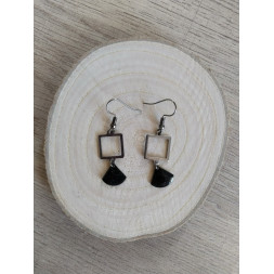 Boucle d’oreille contemporaine noire et argentée