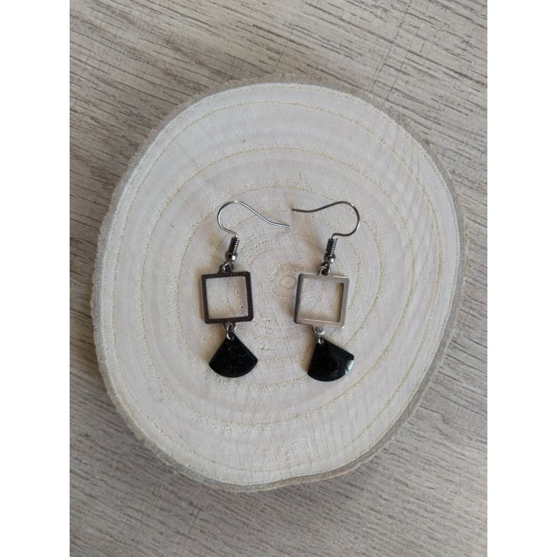Boucle d’oreille contemporaine noire et argentée
