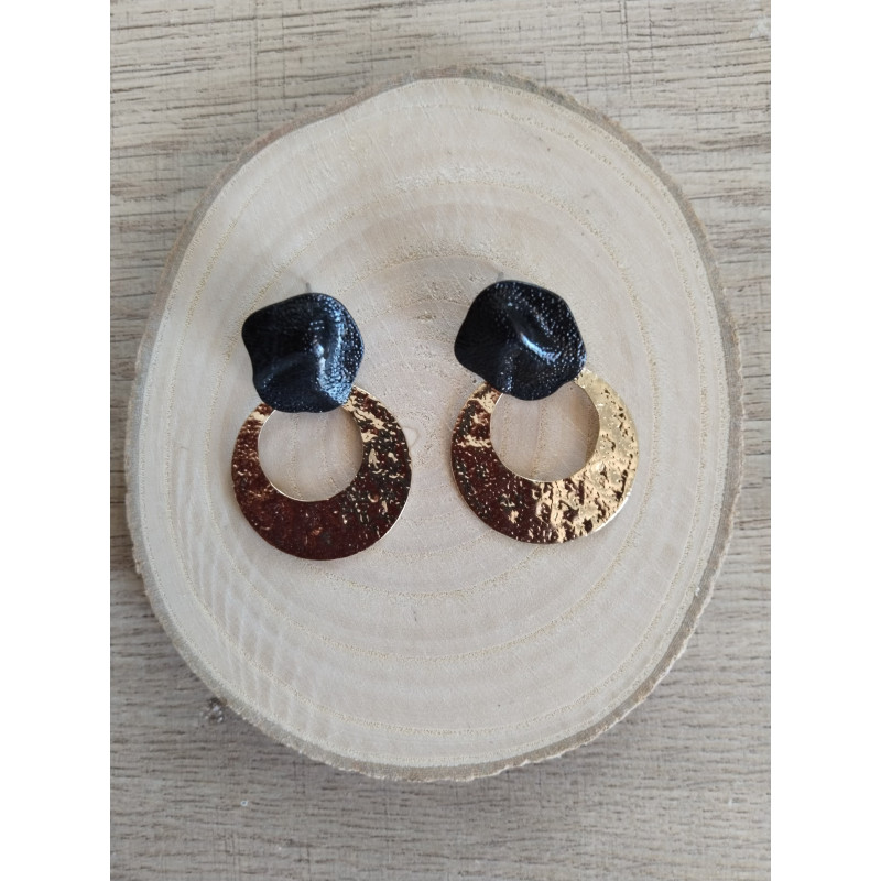 Boucle d’oreille noire et dorée