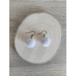 Boucle d’oreille pompon gris