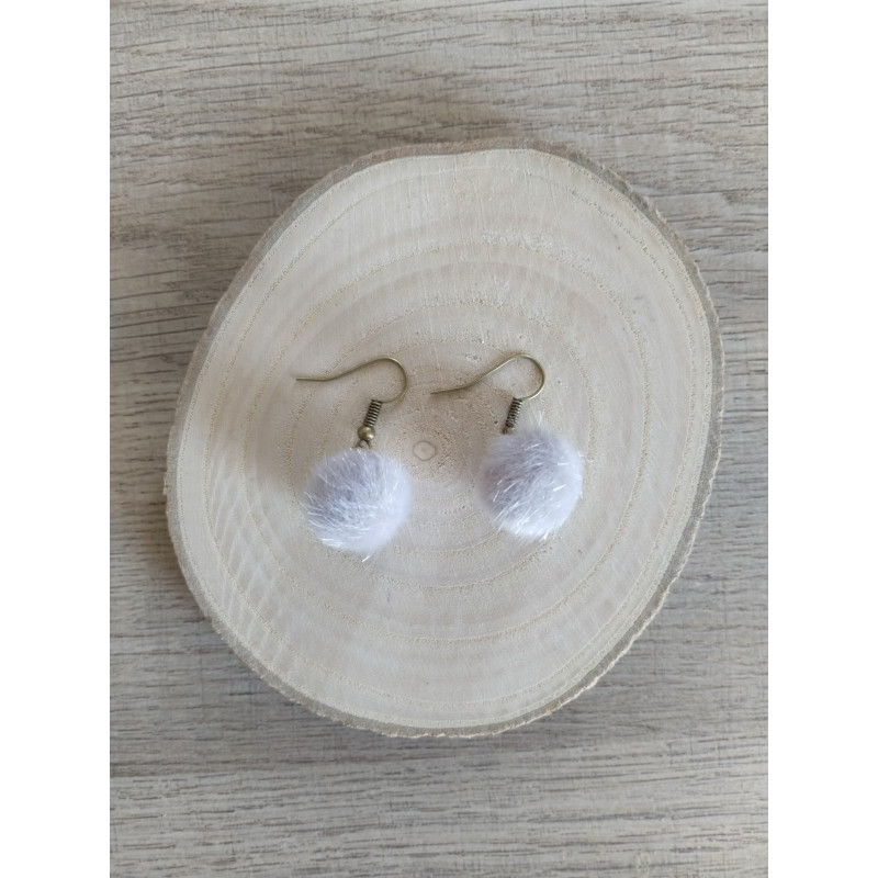 Boucle d’oreille pompon gris