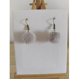 Boucle d’oreille pompon doux et gris