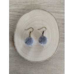 Boucle d’oreille pompon gris