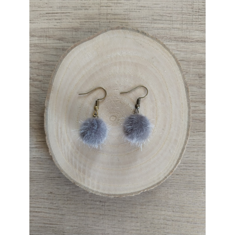 Boucle d’oreille pompon gris