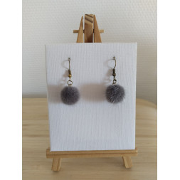 Boucle d’oreille petit pompon gris