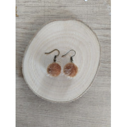 Boucle d’oreille pompon camel