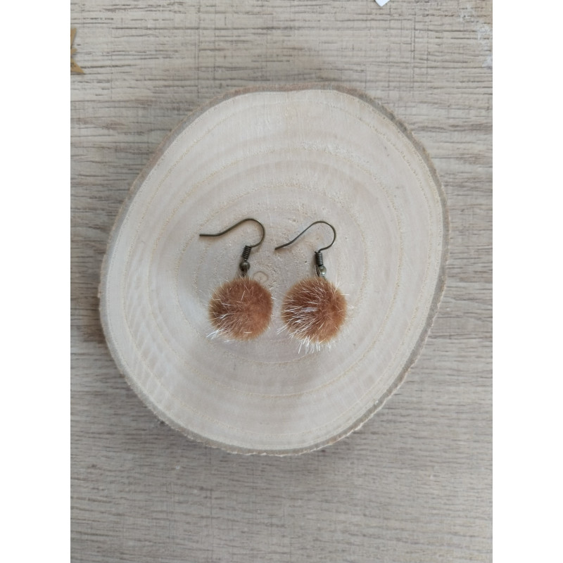 Boucle d’oreille pompon camel
