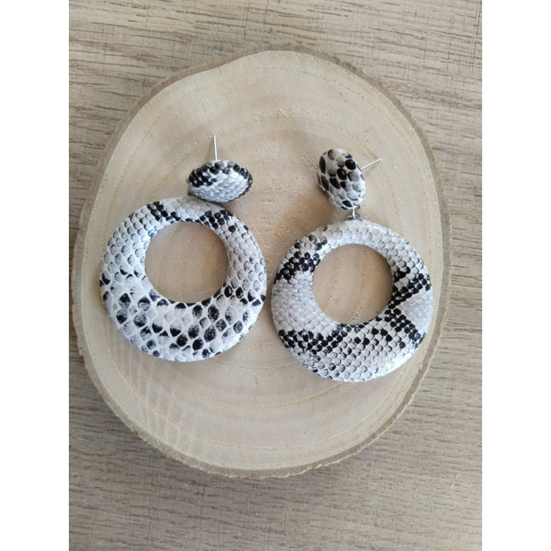 Boucle d’oreille python grisé