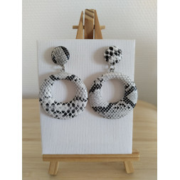 Boucle d’oreille ronde et grise