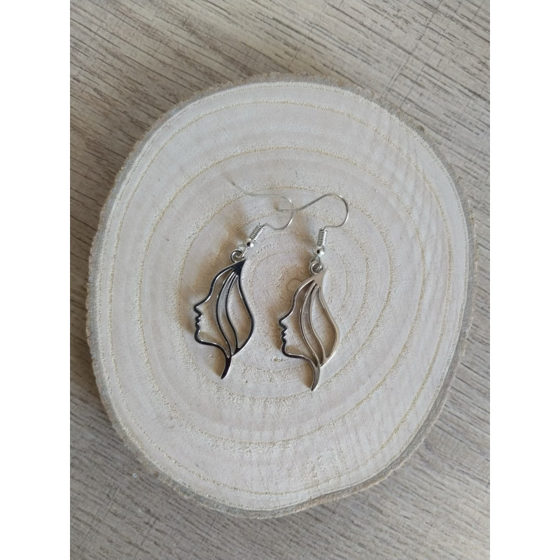 Boucle d’oreille visage de femme