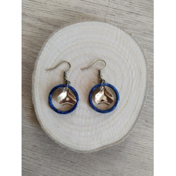 Boucle d’oreille bleue et dorée