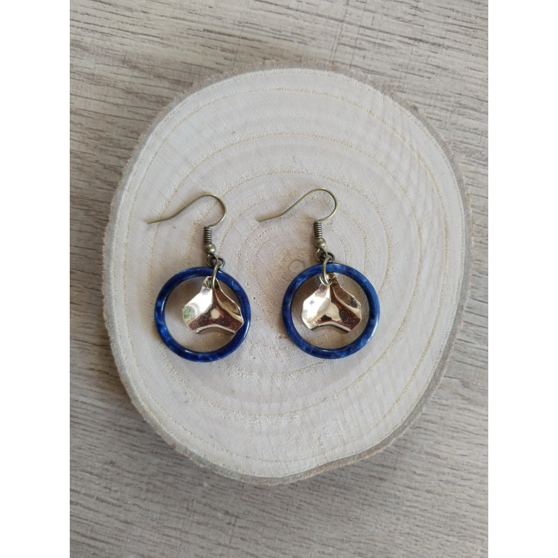 Boucle d’oreille bleue et dorée