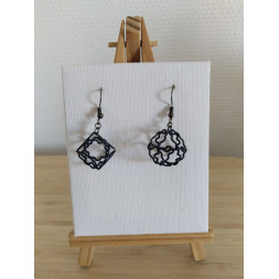 Boucle d’oreille ondulée grise