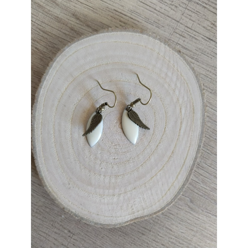 Boucle d’oreille goutte blanche et bronze