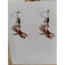 Boucle d’oreille petite libellule rose