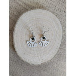 Boucle d’oreille blanche moderne