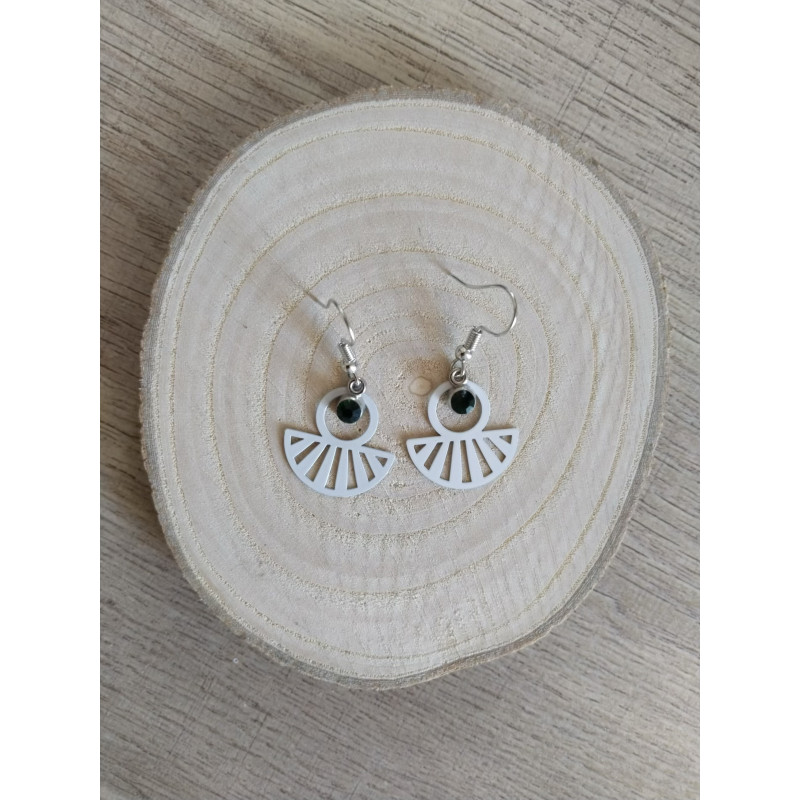 Boucle d’oreille blanche moderne