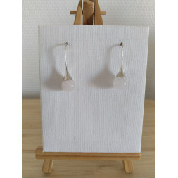 Boucle d’oreille argentée et blanche
