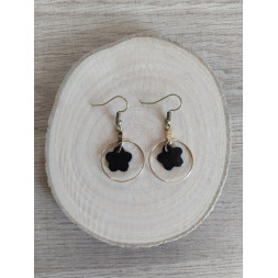 Boucle d’oreille petite fleur noire