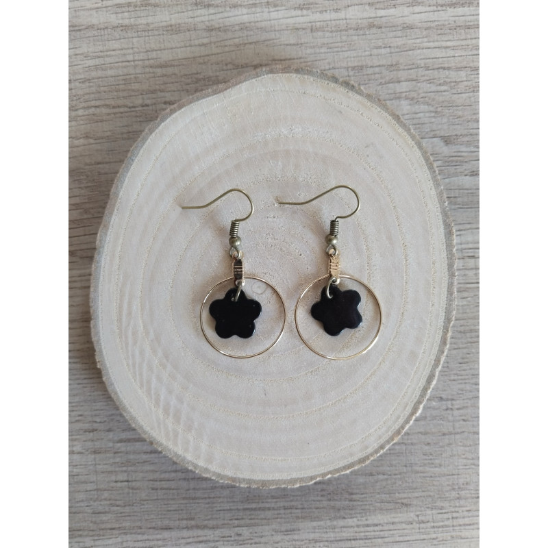 Boucle d’oreille petite fleur noire